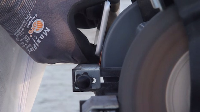 Nu incercati asa ceva acasa! Un barbat a rezolvat problema camerei protuberante de la iPhone 6 cu polizorul. VIDEO