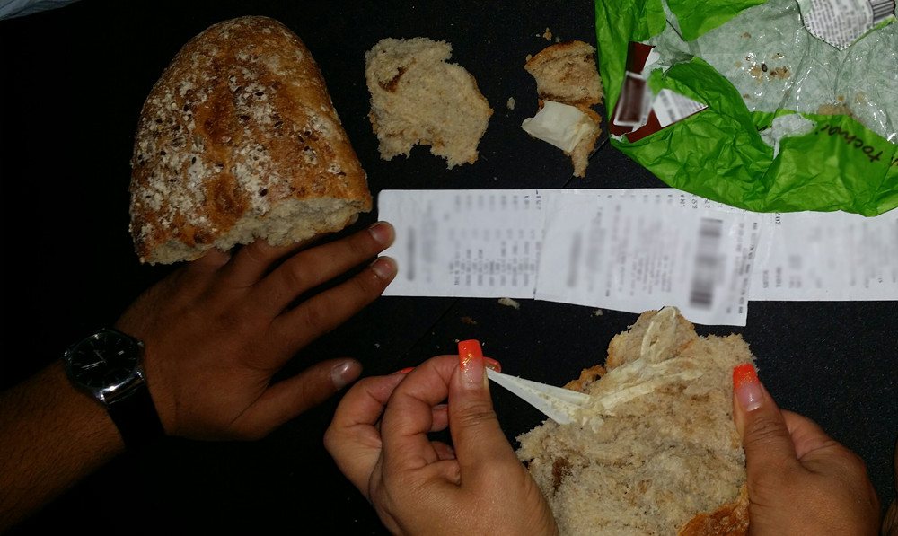 Paine cu manusi chirurgicale, insecte sau excremente de animale. Dezvaluirea alarmanta facuta de inspectorii sanitari