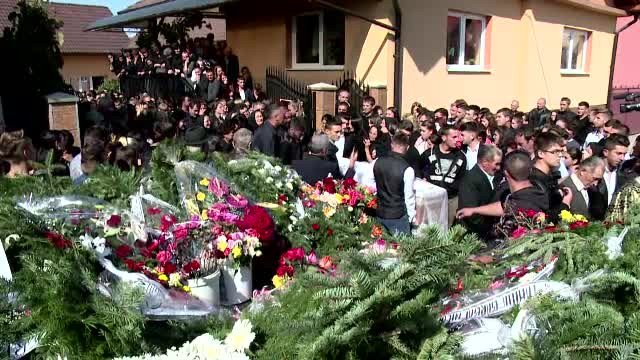 "Colegii ii spuneau ca e grasa si faceau glume". Iulia, tanara care a murit subit la 16 ani, a fost inmormantata joi in Alba