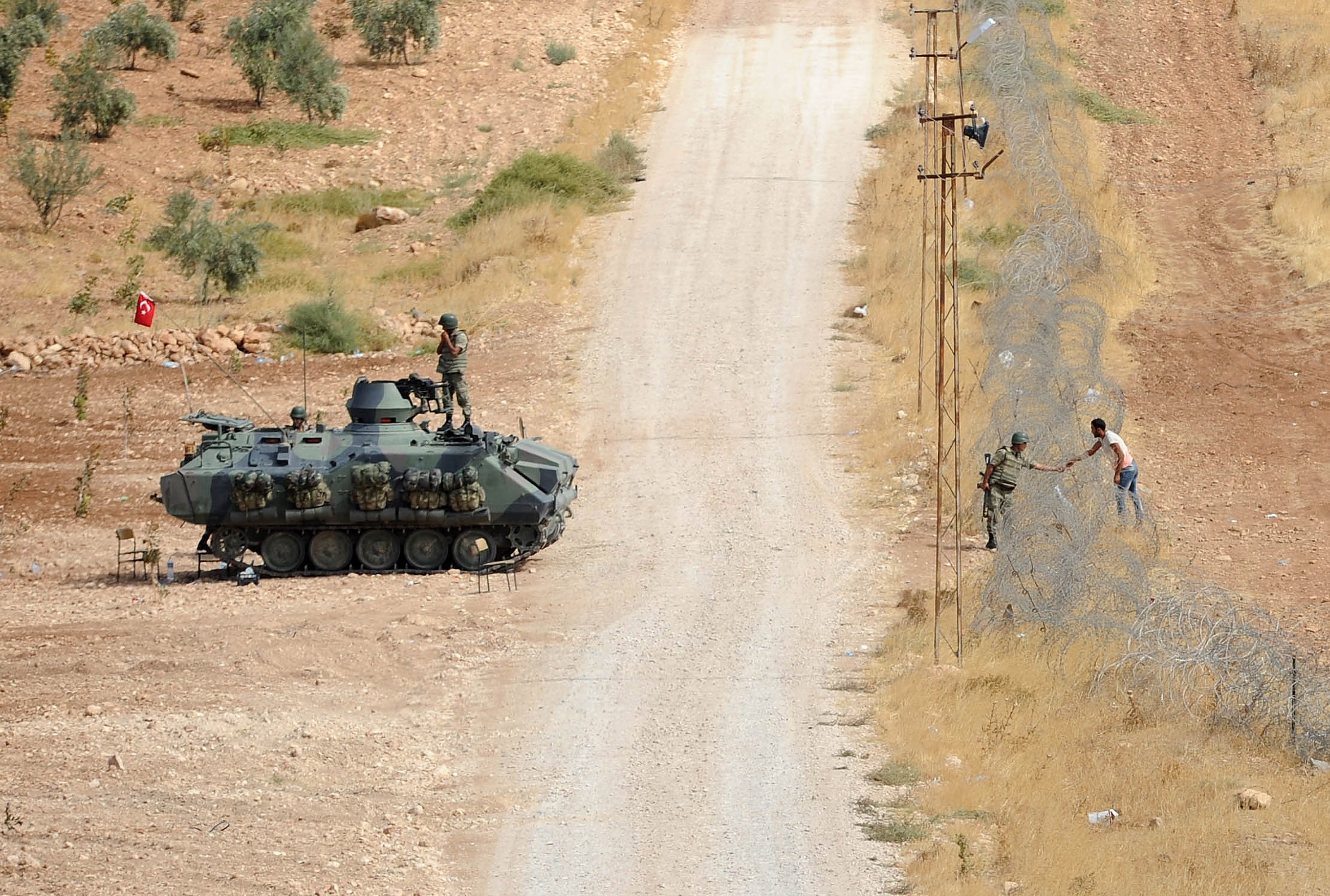 Turcii au trimis tancuri la granita pentru a opri valul de refugiati din Siria. ONU: 140.000 de kurzi au fugit in 6 zile