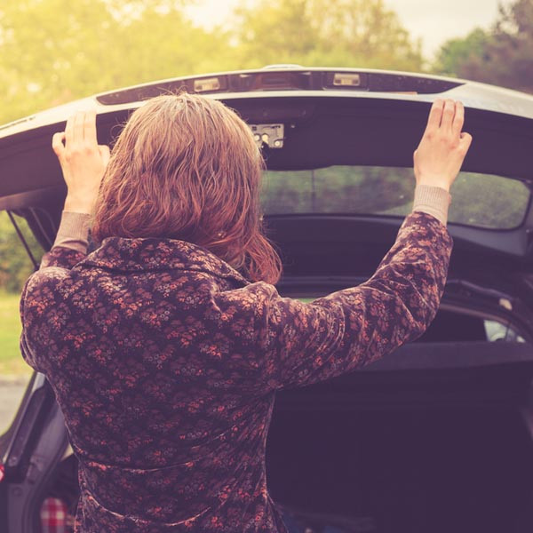 Doua femei au trait spaima vietii lor. Ce au gasit in portbagajul unei masini inchiriate. FOTO