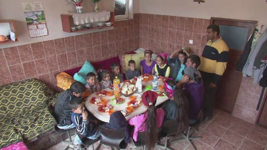 Povestea parintilor care cresc 16 copii, intr-o Romanie in care natalitatea s-a prabusit. Mama are numai 34 de ani