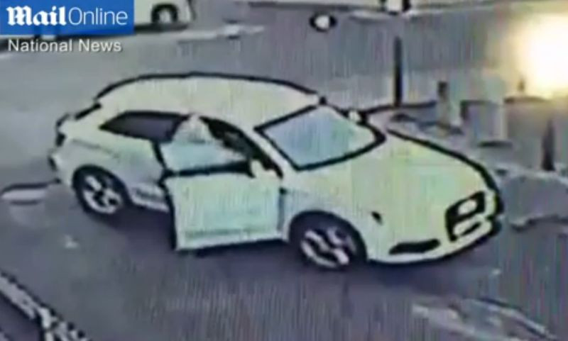 Si-a lasat masina nesupravegheata si cheile in contact, iar un barbat a vrut sa i-o fure. Ce a urmat. VIDEO