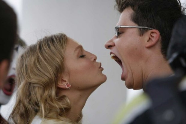 Poza de cuplu de care rade tot internetul. Ce face EL in acest moment de tandrete. FOTO