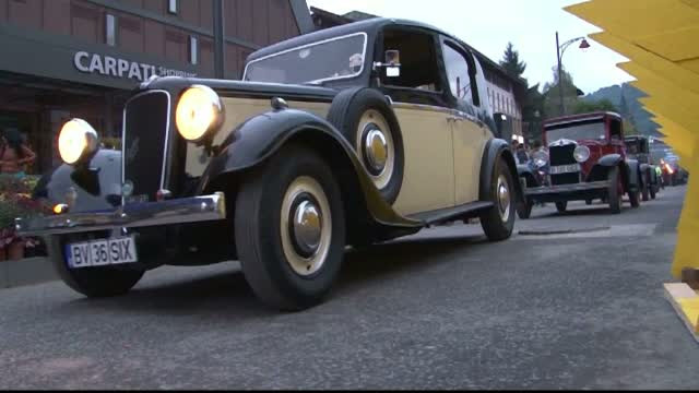 Festival cu masini de epoca, doamne in tinute elegante si personaje de poveste, la Sinaia. Printre invitati, Antonia