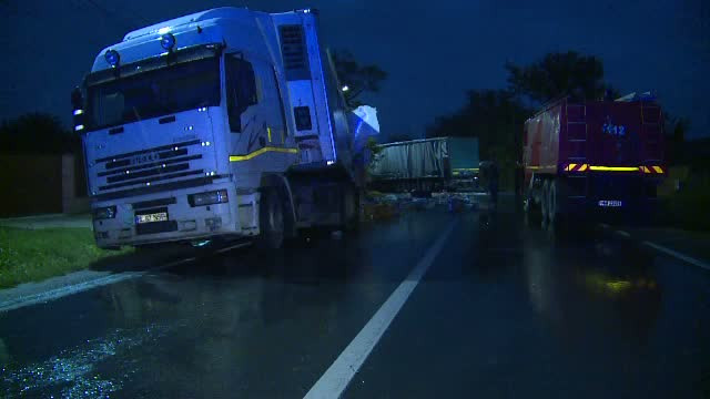 Accident grav intre doua TIR-uri, pe DN 71. Un barbat de 54 de ani a murit in urma impactului
