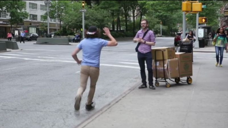 Viralul saptamanii la iLikeIT: Reactia oamenilor din New York care asteapta taxi-ul, dupa ce un barbat bate palma cu ei