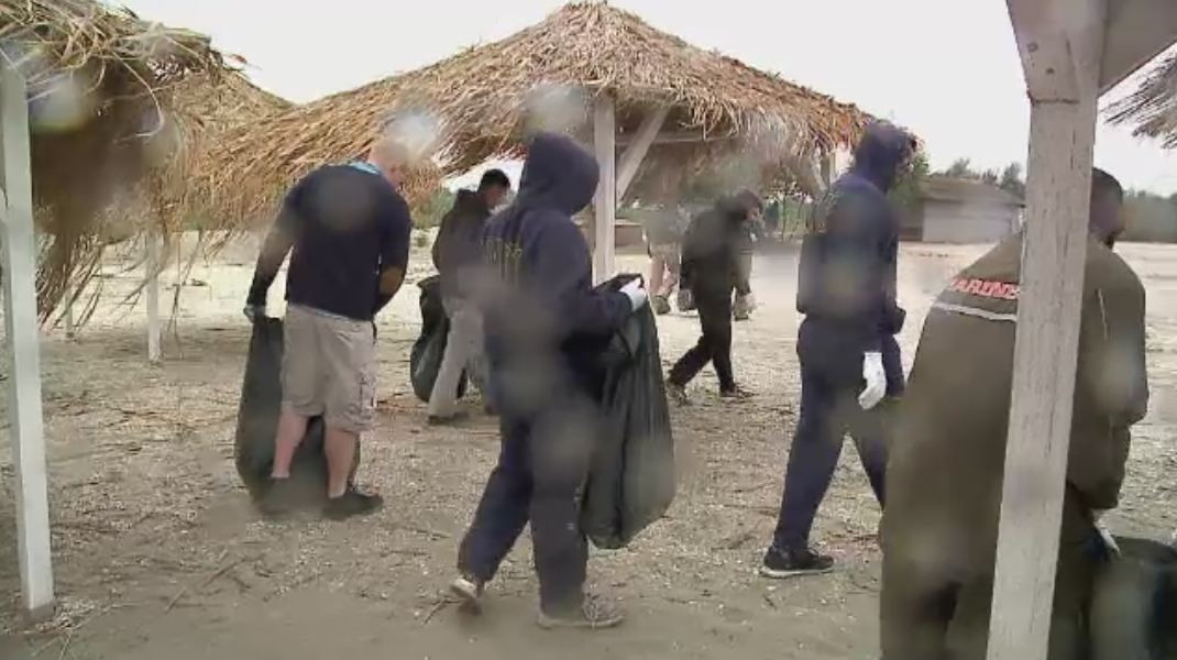 Soldatii americani au facut curatenie pe plajele romanesti. Cati saci au strans 100 de soldati in numai cateva ore