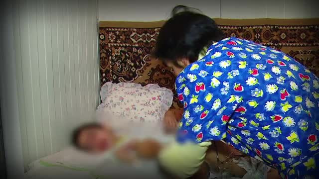 Povestea cutremuratoare a baiatului care la 11 ani cantareste doar 11 kg. Parintii adorm nemancati, sa stranga bani pentru el