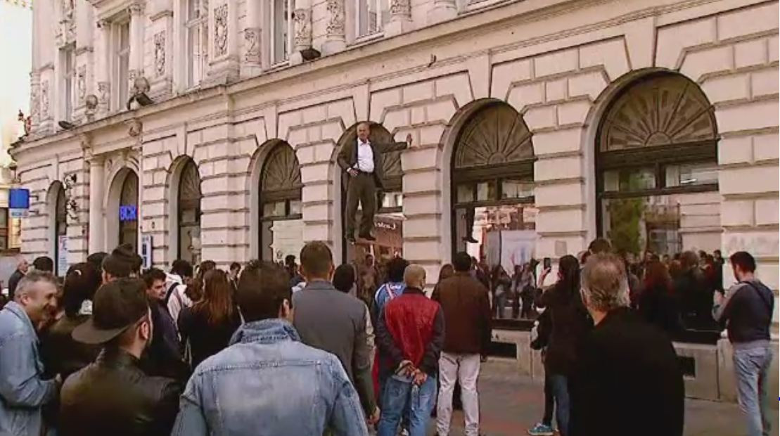 Imagini impresionante in Centru Vechi al Capitalei. Metoda prin care un barbat a stat suspendat in aer timp de doua ore