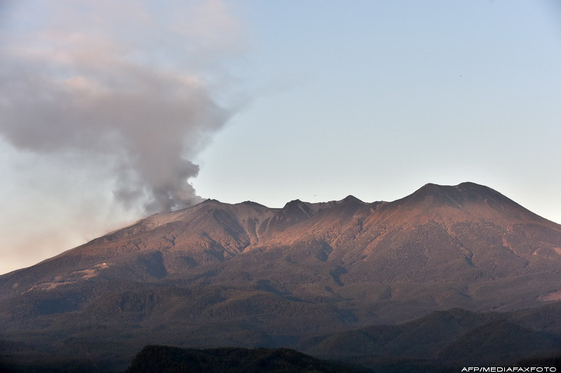 Peste 30 de persoane gasite fara "semne vitale" langa vulcanul care a erupt in Japonia. Mobilizare impresionanta de forte