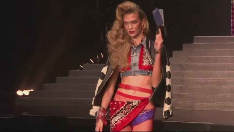 Prezentarea de moda spectaculoasa, in acte, prin care Jean Paul Gaultier si-a luat adio de la colectiile pret-a-porter. VIDEO