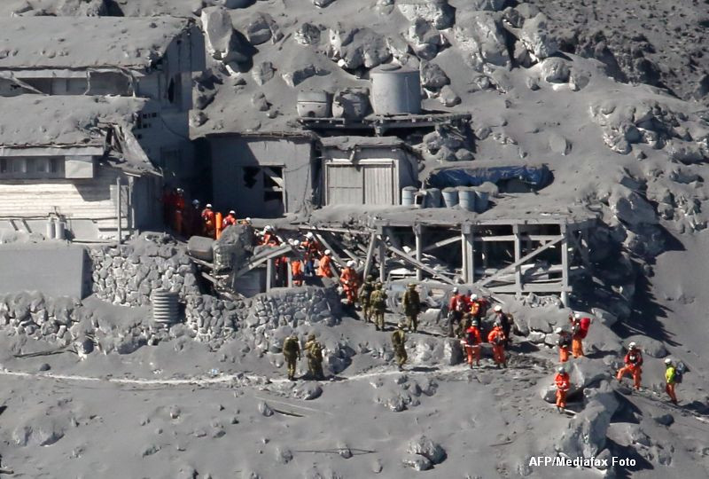 Bilantul eruptiei vulcanice din Japonia a ajuns la 48 de morti. Autoritatile au mai gasit inca cinci trupuri neinsufletite