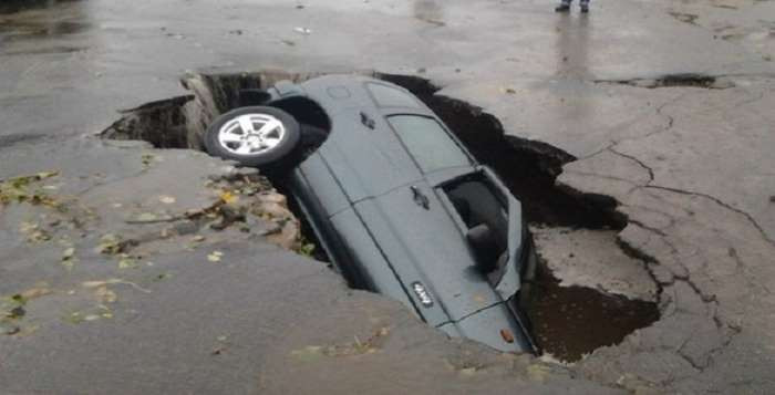 "Craterul" din mijlocul strazii. Cum a ajuns un sofer cu masina sa pe internet. FOTO