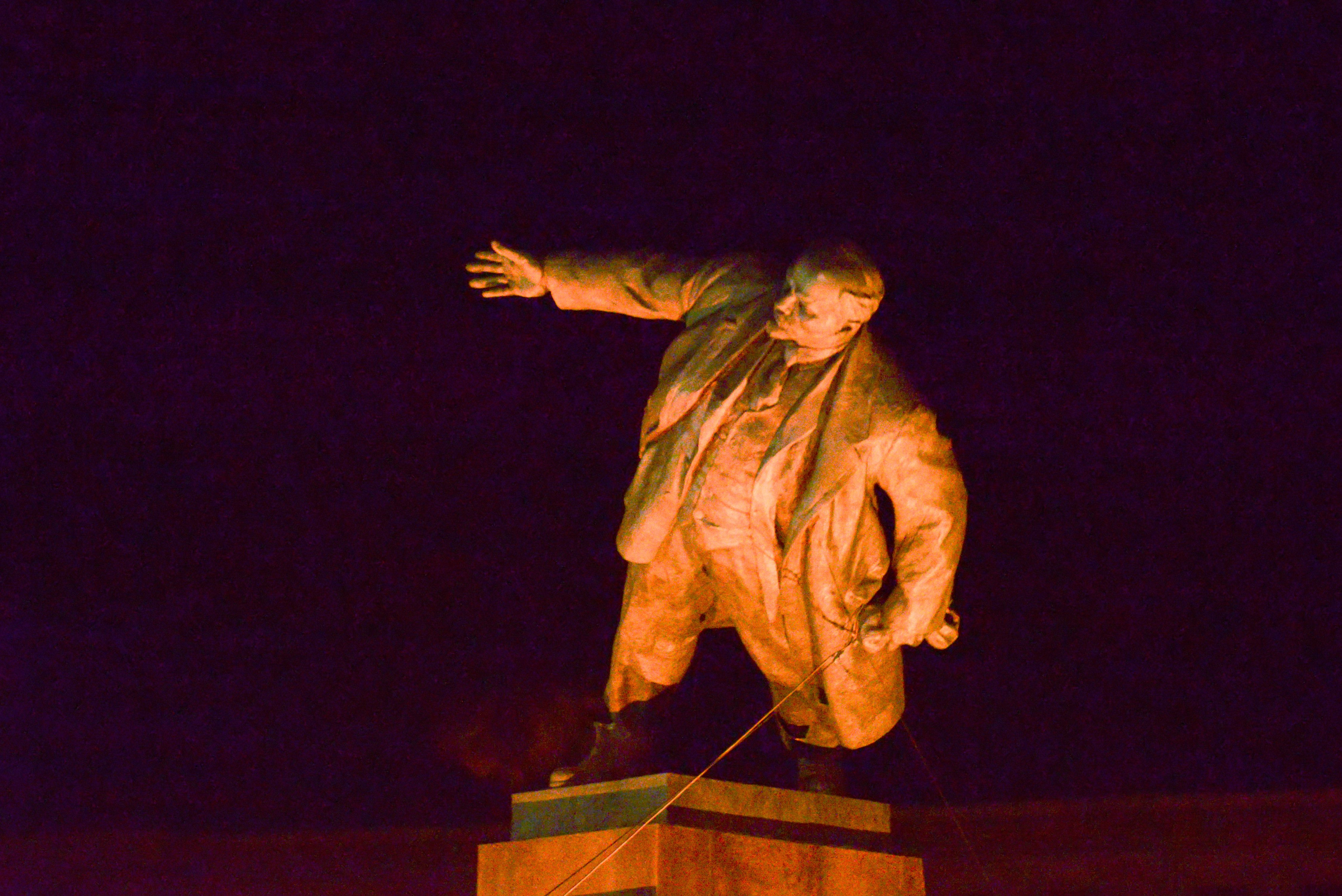 Cea mai mare statuie a lui Lenin din Ucraina, demontata si distrusa cu ciocanul de nationalistii ucraineni. VIDEO