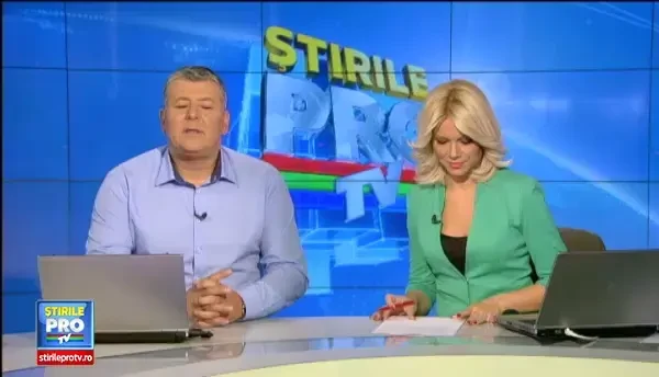 Circula regulamentar, cand a intrat intr-o caruta nesemnalizata si plina cu lemne. Pasagerul din dreapta a murit pe loc