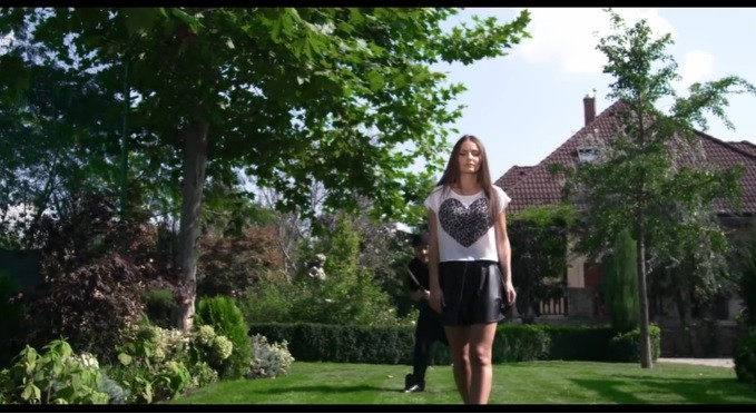 Asa arata DOMENIILE DRAGNEA? Unde a fost filmat videoclipul in care fiica vicepremierului este personaj principal