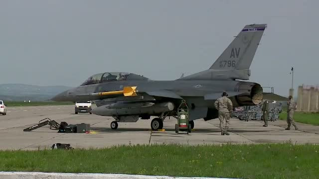 Primii piloti romani au plecat in Portugalia, pentru a invata sa zboare pe F16. Avioanele sunt cumparate la mana a treia