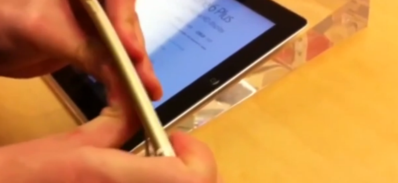 Doi pusti au intrat in mai multe magazine Apple, pentru a testa daca iPhone 6 se indoaie. Ce se intampla cu telefonul. VIDEO