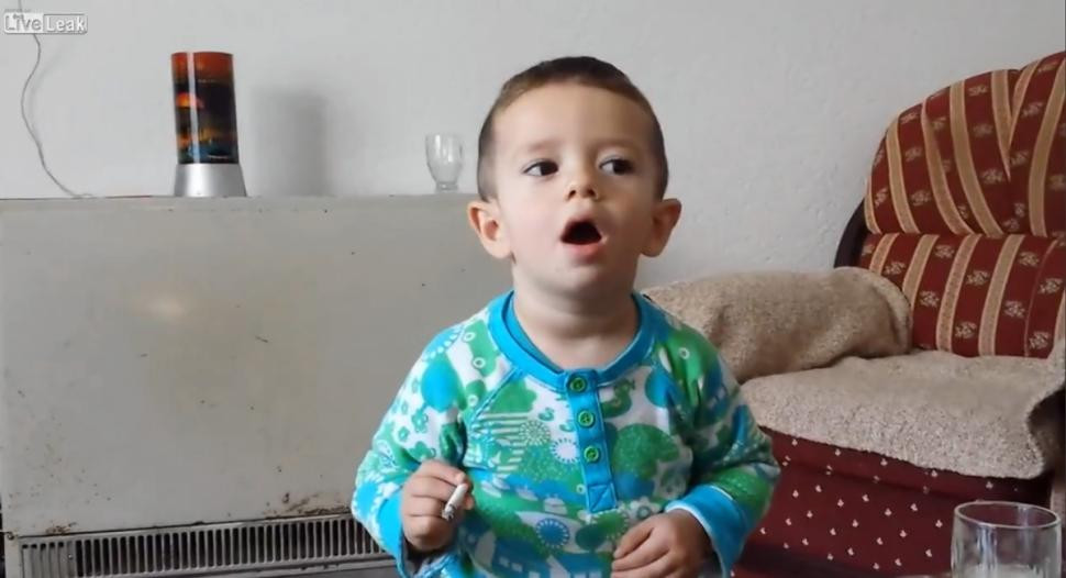 Imaginile care au indignat tot internetul. Un copil este incurajat de adulti sa fumeze. VIDEO