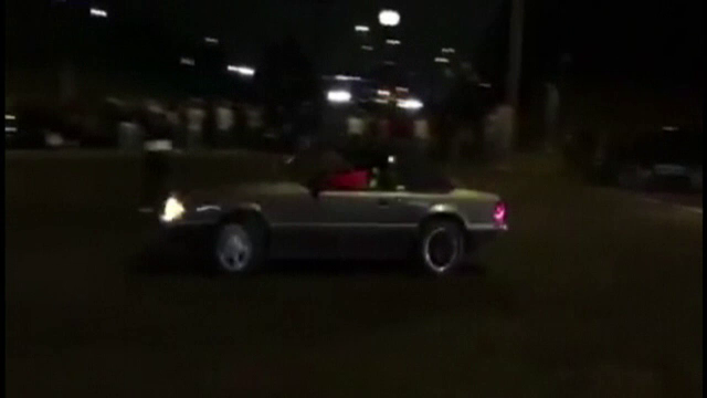 Un sofer a intrat cu masina in spectatori la o demonstratie clandestina de drifturi. Imagini filmate cu telefonul mobil