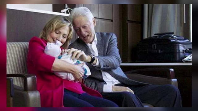 STIRI EXTERNE PE SCURT. Bill si Hillary Clinton au facut publice primele imagini cu nepotica lor, nascuta acum cateva zile