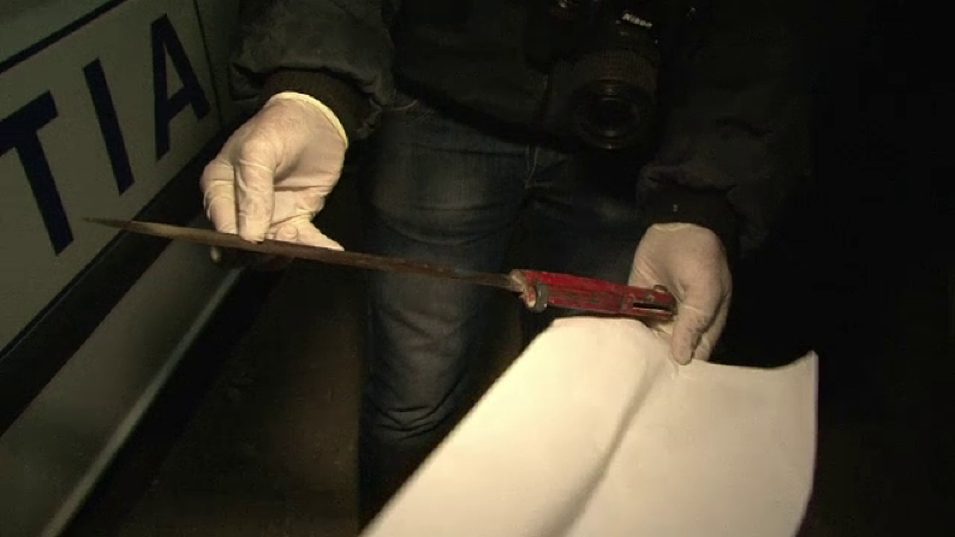 Si-a ucis vecinul cu o baioneta pentru o creanga de nuc. Barbatul din Bacau risca acum 20 de ani de inchisoare