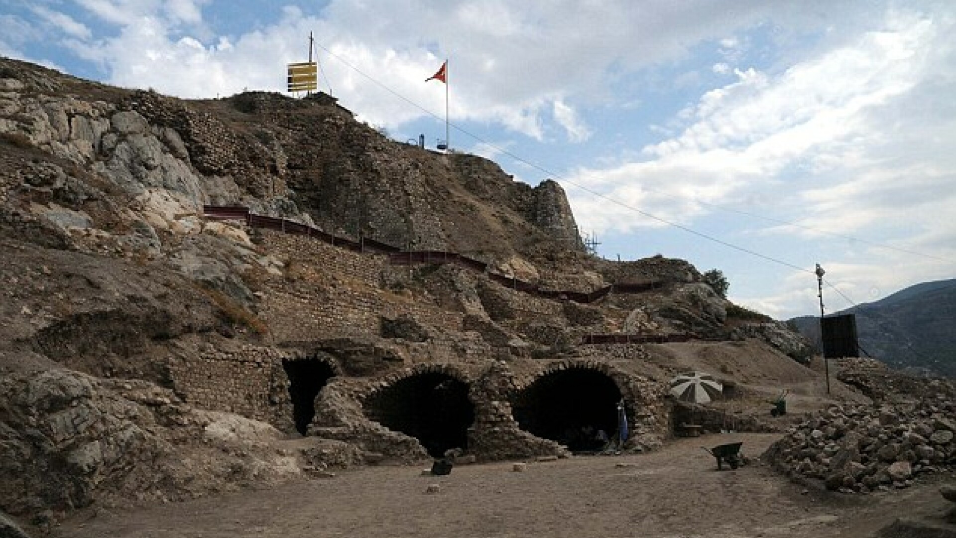 Asa arata temnita lui Vlad Tepes: Locul in care a fost tinut ostatic mai multi ani! FOTO