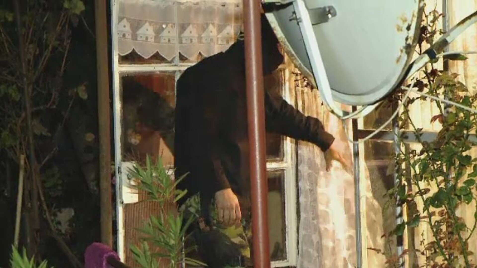 Descinderi de amploare in vestul tarii. 30 de persoane, banuite de trafic de tigari si alcool