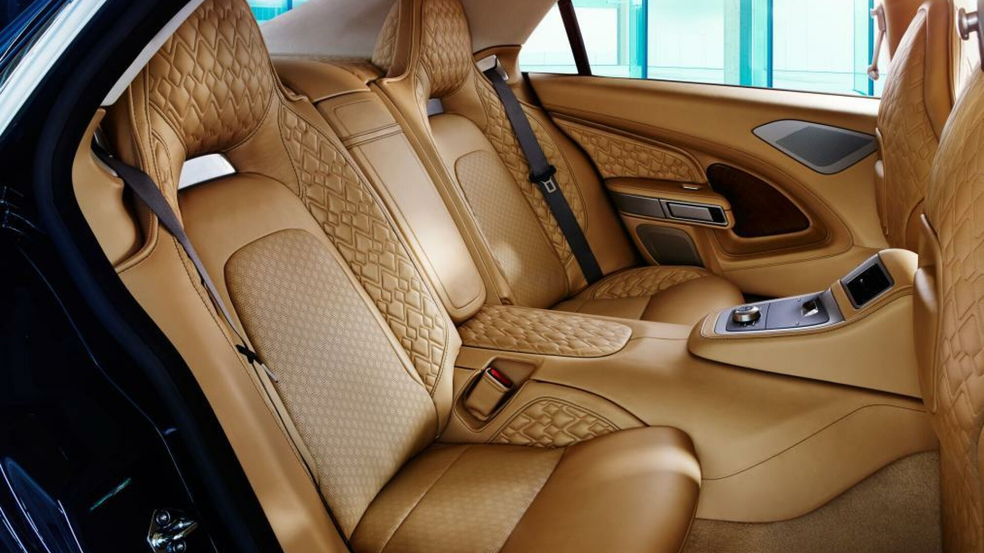 Aston Martin lanseaza in sfarsit o noua Lagonda. Cum arata modelul editie limitata, creat special pentru clientii din Orient