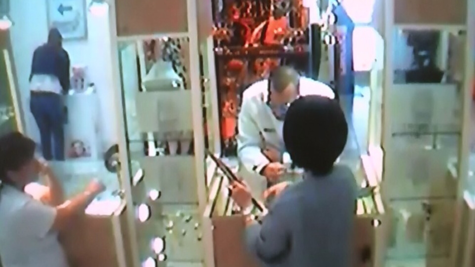 Un canadian, student in Bucuresti, a vrut sa fure o bijuterie cu nestemate. A apelat la Super Glue pentru a se deghiza