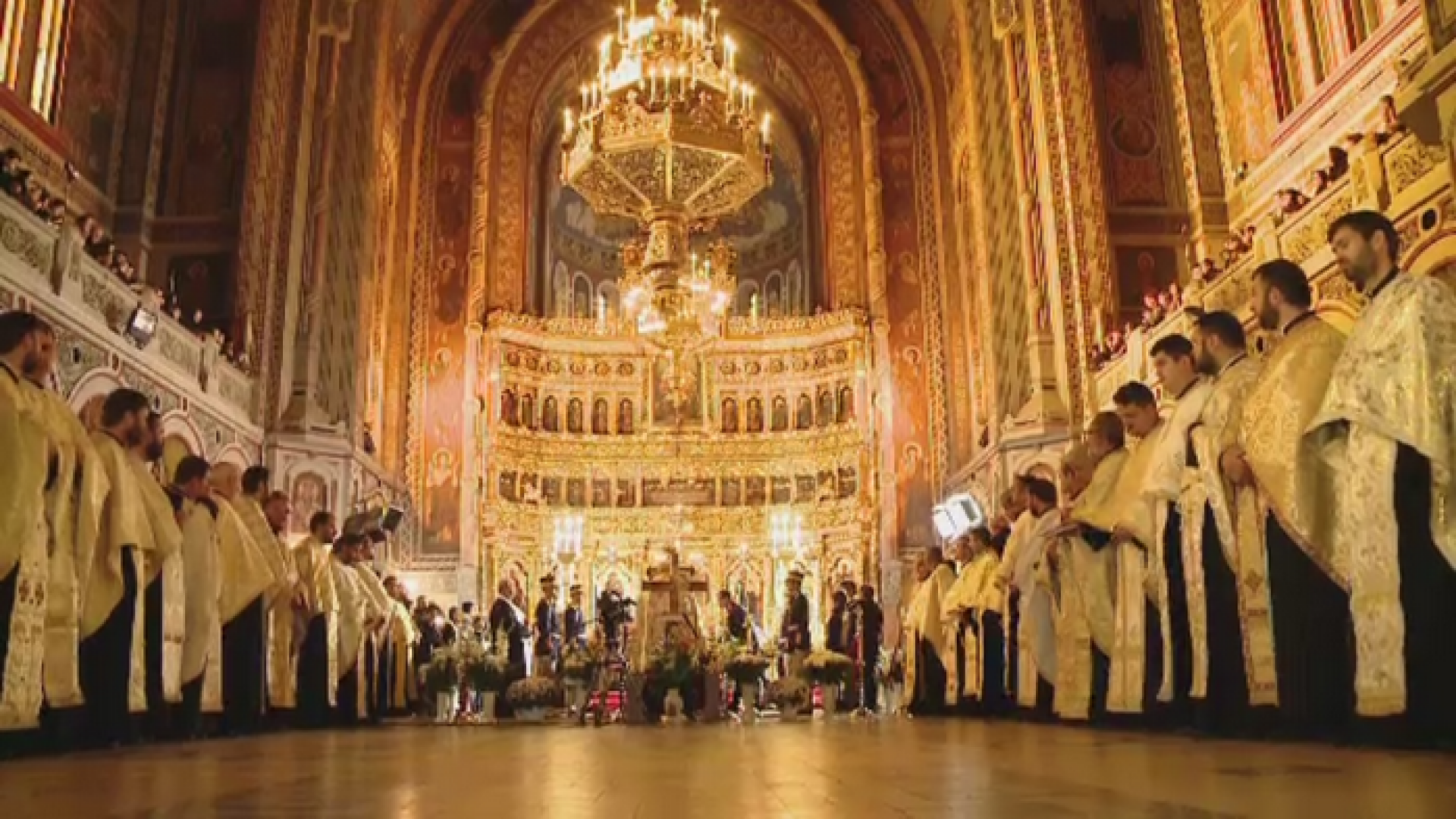 Mitropolitul Banatului, IPS Nicolae Corneanu, inmormantat cu onoruri militare. Mii de oameni au participat la funeralii