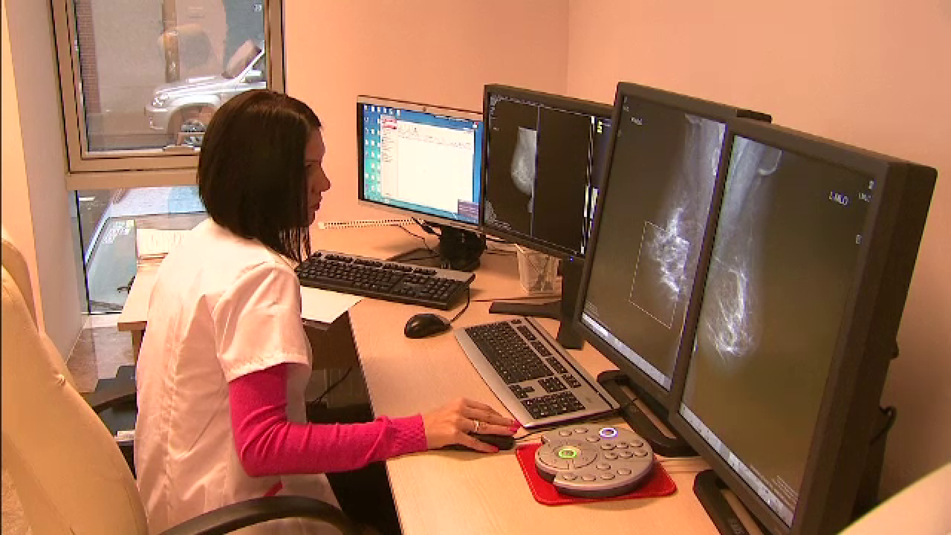 1 octombrie, Ziua Internationala de Lupta Impotriva Cancerului la San. O cladire din Bucuresti, luminata in roz