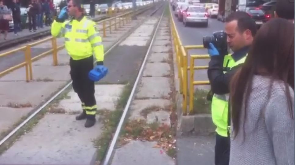 ANIMATIE GRAFICA. Un politist din Bucuresti a fost lovit si tarat 20 de metri de un sofer beat si fara permis