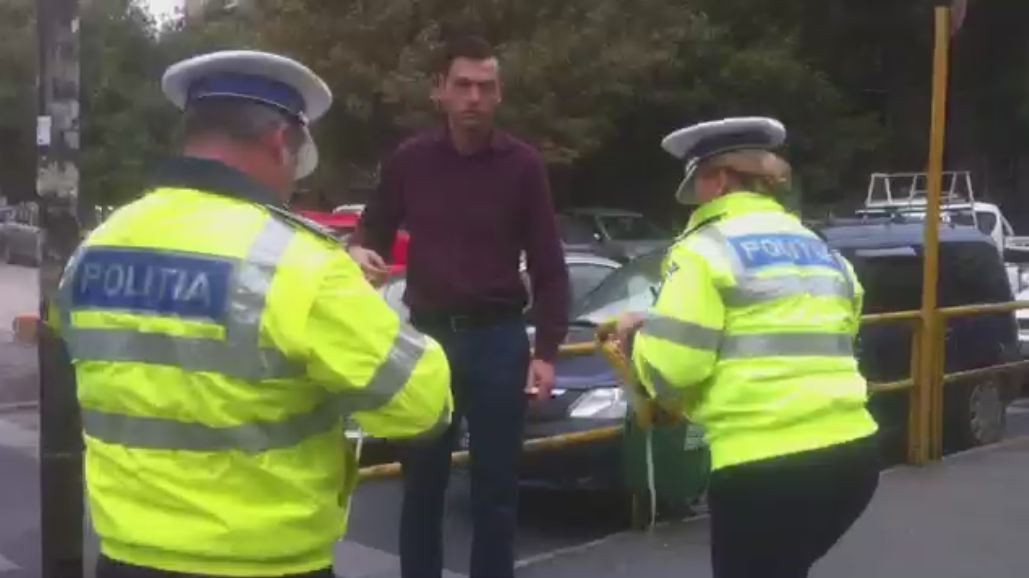 Barbatul beat care a intrat intentionat cu masina intr-un politist, arestat preventiv pentru tentativa de omor