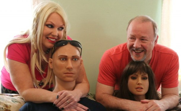 Cuplul din Marea Britanie care a ales "sa-si condimenteze" viata amoroasa cu o papusa gonflabila. Cum isi explica decizia