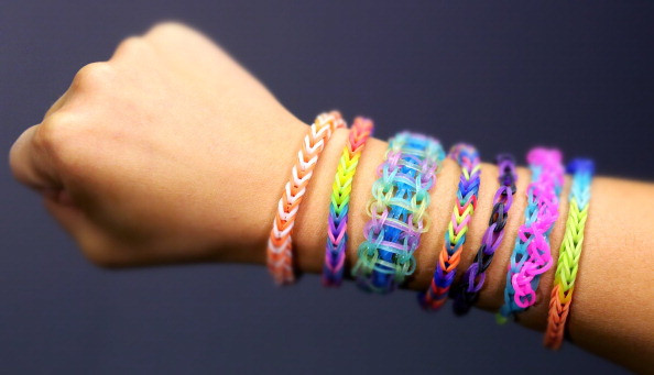 Fenomenul Rainbow Loom, periculos in Italia. Politia a confiscat 20 de milioane de bratari, considerate toxice