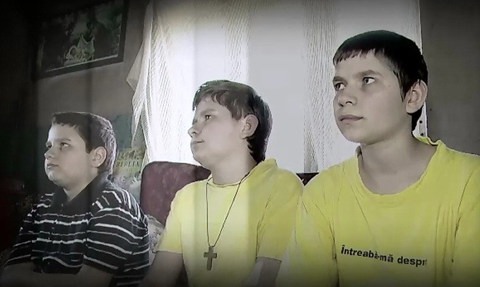 Viata chinuita pentru trei frati din Mures. Parintii nu au bani pentru a le trata boala cumplita de care sufera