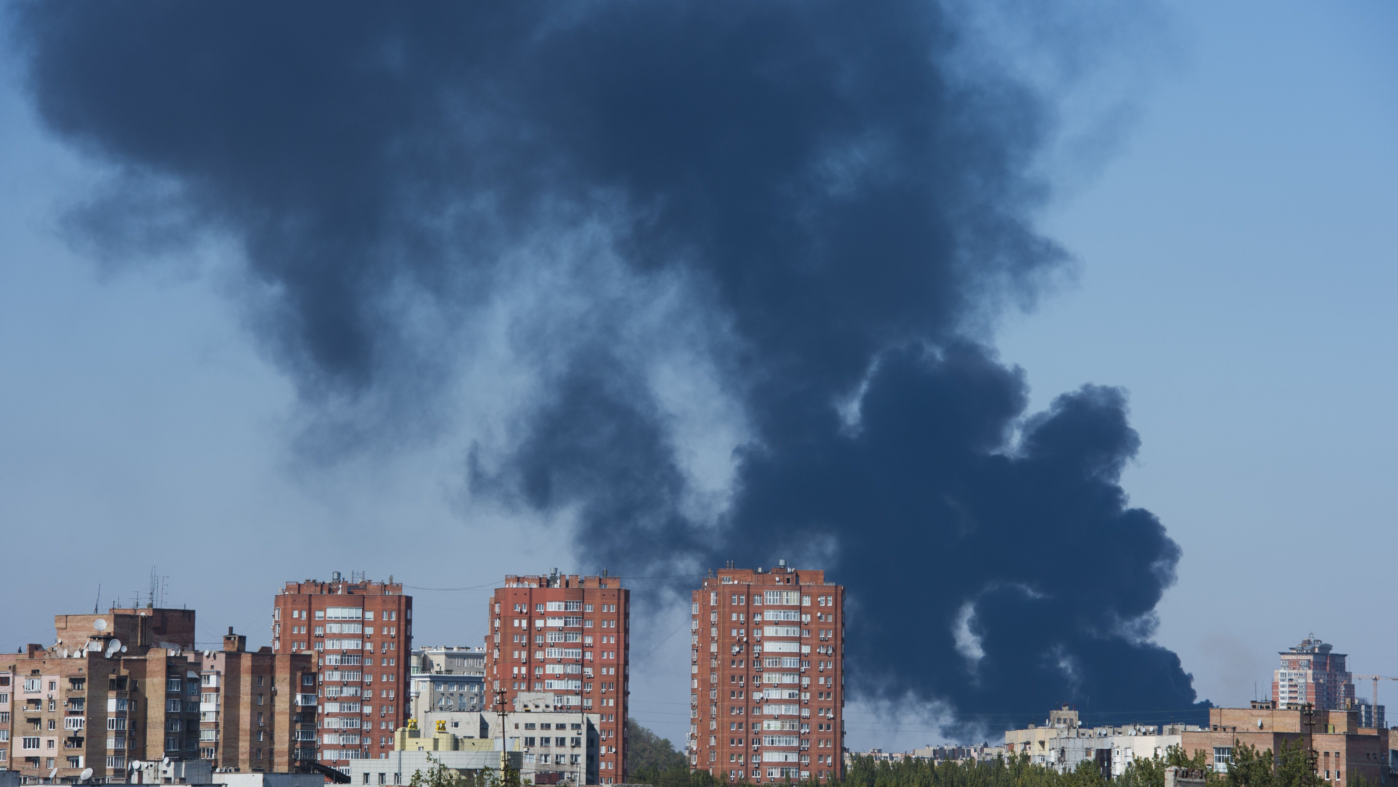 Criza in Ucraina. Un angajat al Crucii Rosii a fost ucis la Donetk. Orasul a fost tinta unui atac cu obuze
