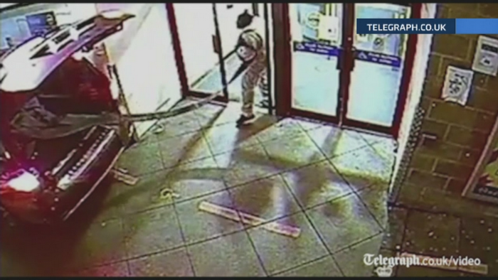 Trei hoti din Marea Britanie au fost arestati pentru furt. Metoda inedita prin care furau din bancomate