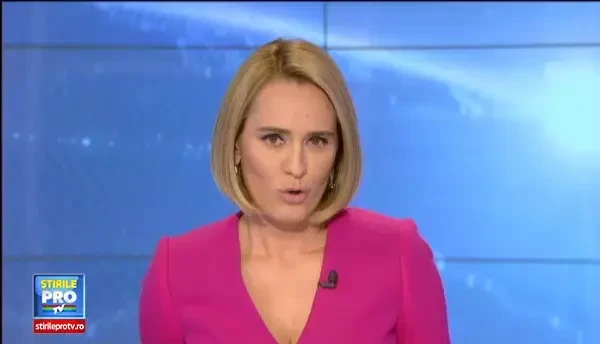 Ursul si internetul. Imaginile in care un urs din Statele Unite se scarpina de zor de un copac s-au viralizat online