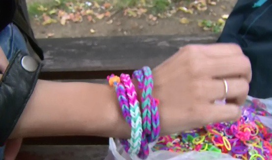 Scandalul elasticelor colorate din care si romanii impletesc bratari. Diferenta intre cele originale si falsurile toxice