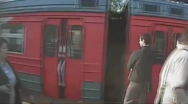 Femeie obligata sa calatoreasca 5 kilometri cu capul prins intre usile automate ale unui tren. VIDEO