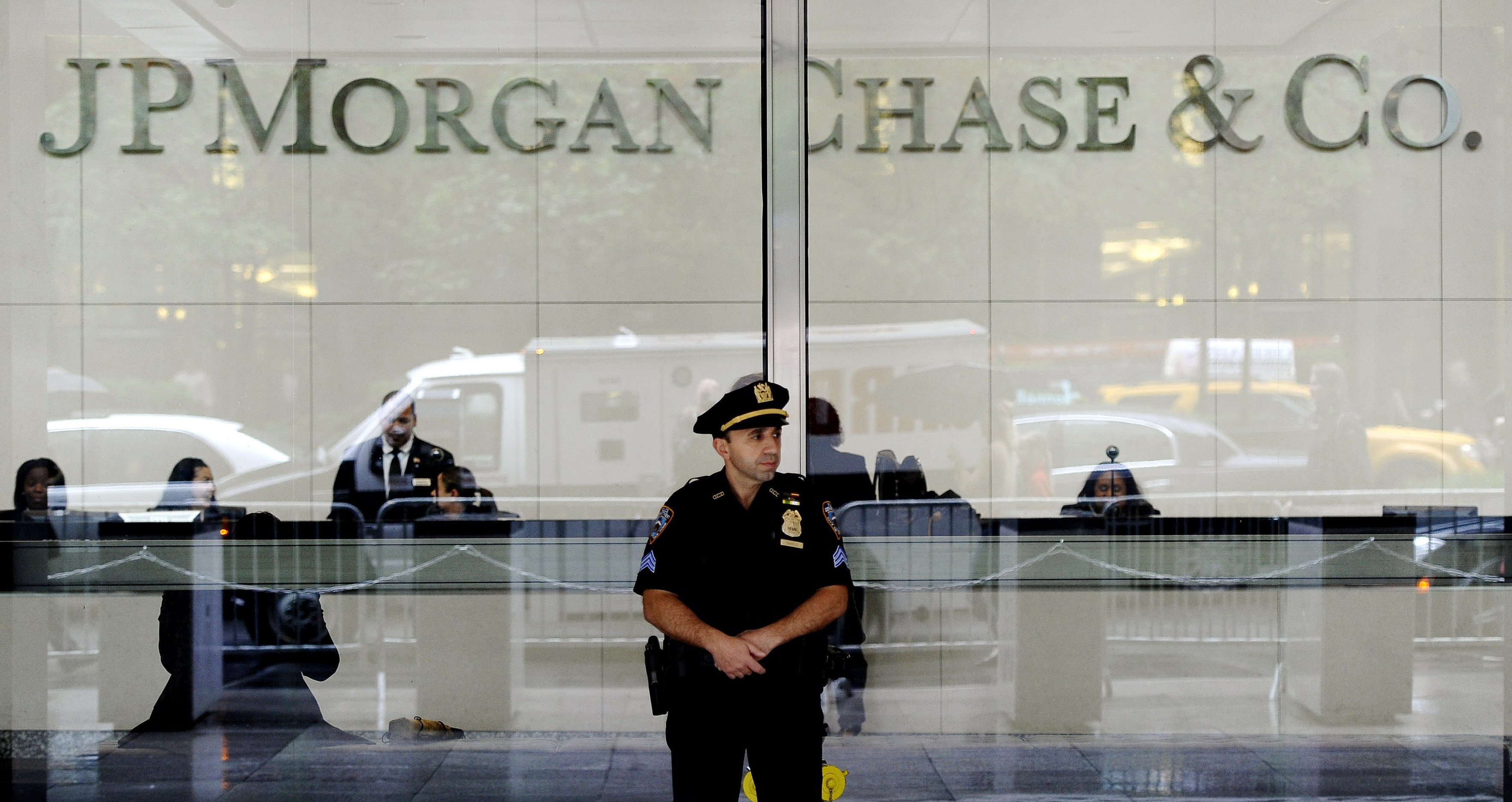 Cea mai mare banca americana, atacata de hackeri. Cum au furat date despre 76 milioane de familii