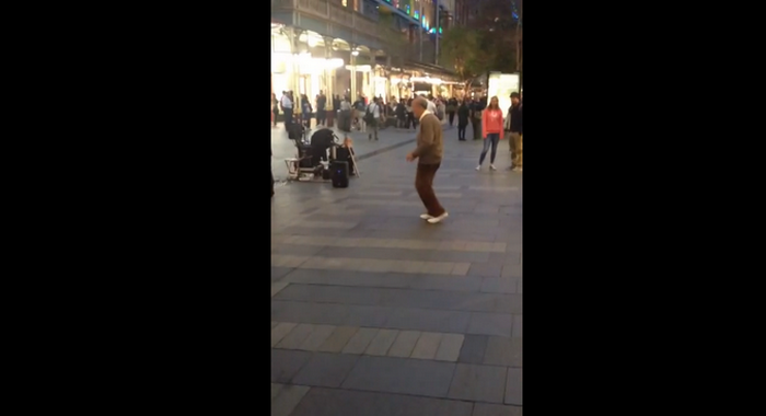 Un pensionar din Australia a facut senzatie intr-un mall. Lectia de viata pe care le-a dat-o tinerilor