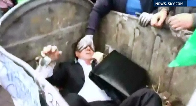 "Nu mai aruncati politicieni la gunoi!". Apel disperat in Ucraina dupa ce tot mai multi oficiali au ajuns in tomberoane