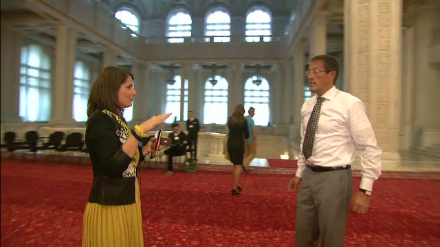 Jurnalistul CNN Richard Quest, cucerit de Casa Poporului. "Ador cladirea asta. Uitati de geopolitica si atingeti marmura ei"