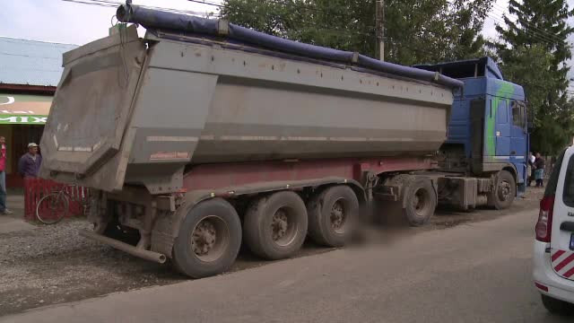 Fetita de 8 ani, spulberata de un TIR in judetul Buzau. Copila abia ce coborase din microbuzul scolar ce o ducea zilnic acasa
