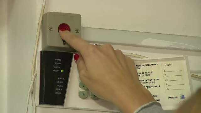 SIMULARE Stirile ProTV. Cum functioneaza butonul de panica montat in scoli si gradinite