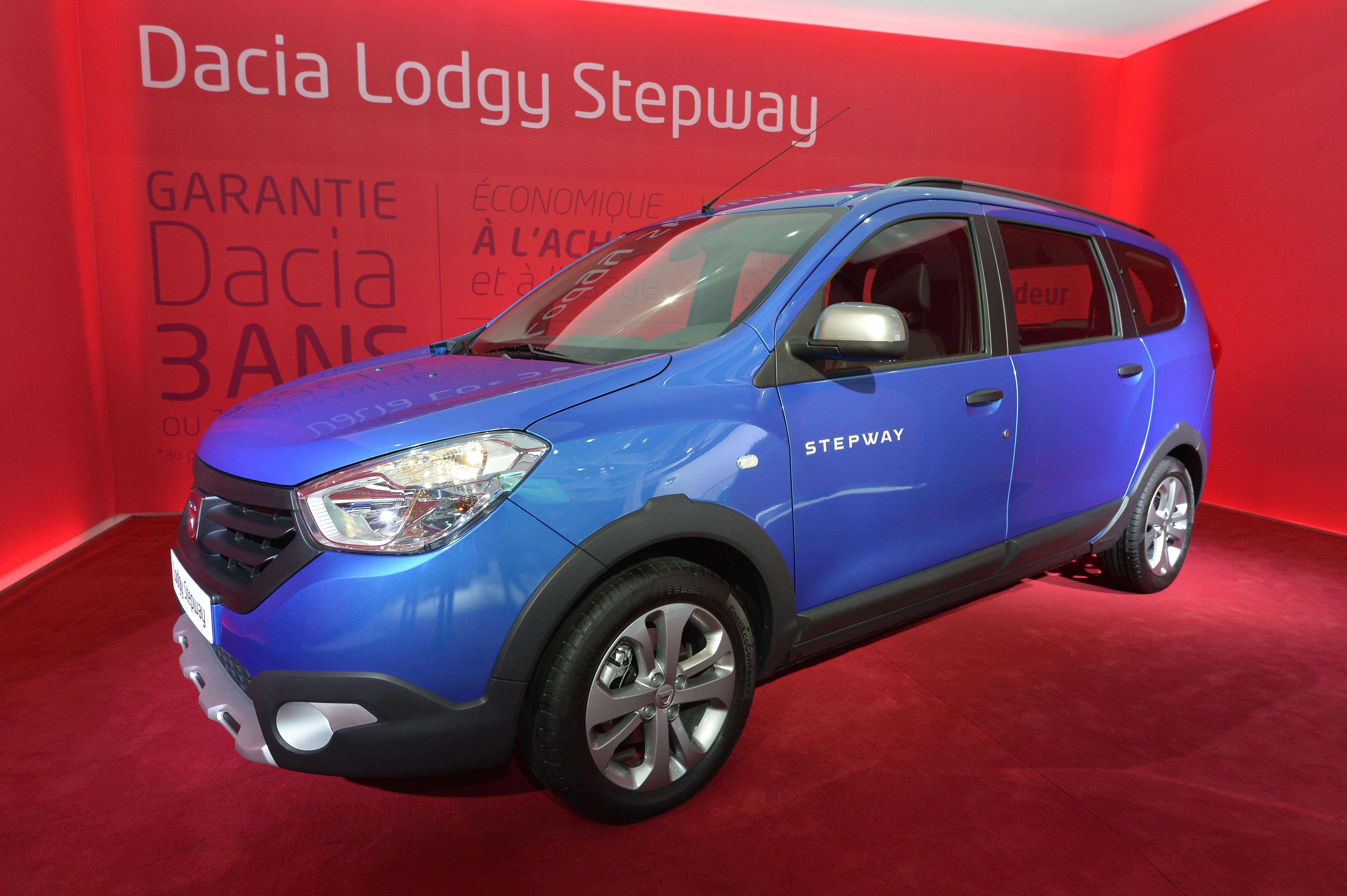 Dacia s-a strecurat printre masinile de sut de mii de euro de la Paris. Cu ce schimbari au venit Lodgy, Sandero sau Duster